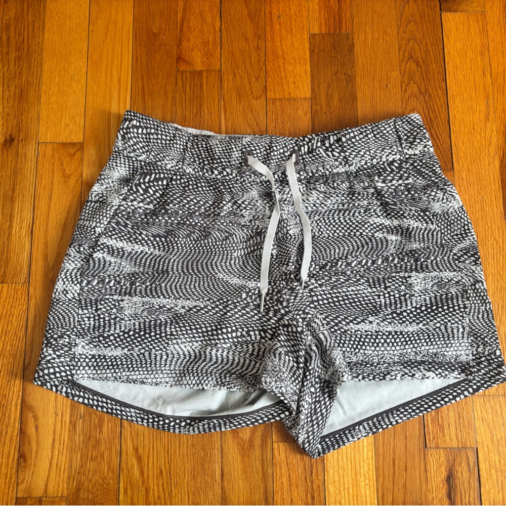 Lululemon On The Fly Short  | 8